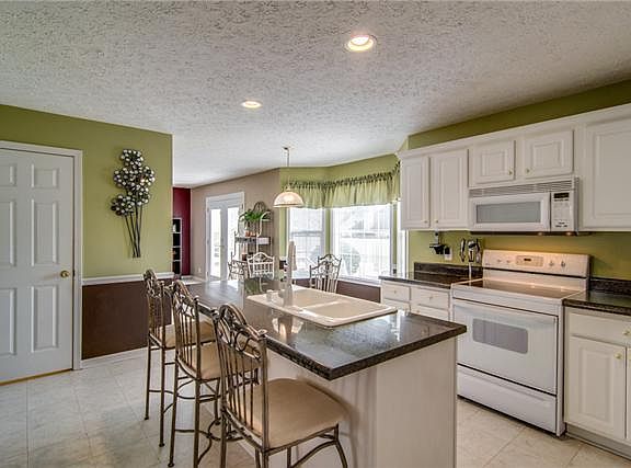 3rd image of 200 Holly Ln
