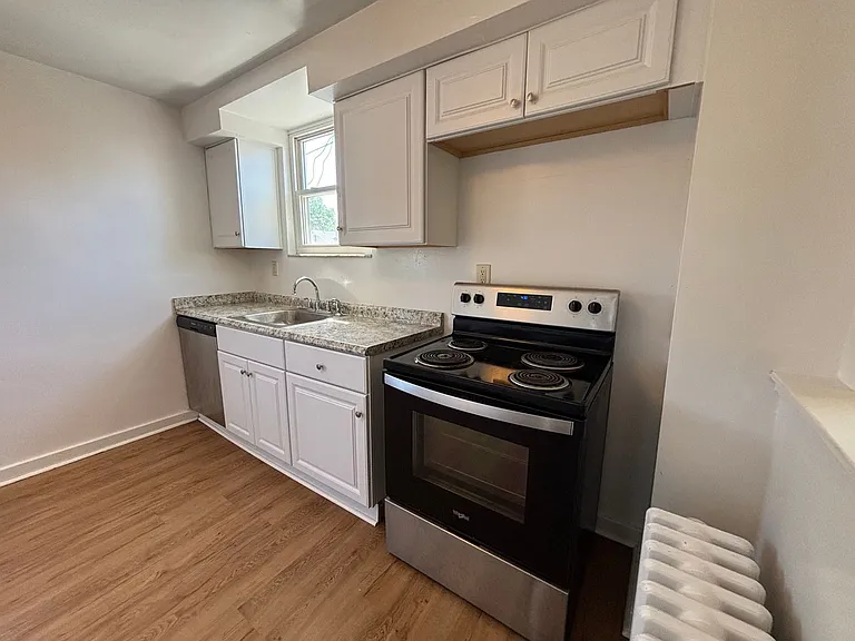 1300 Kelton Ave — Photo 4