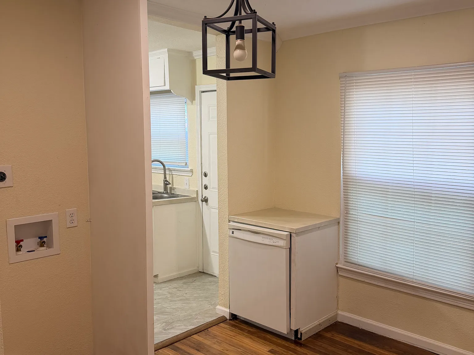 3 bed, 842 sqft, $1,795 — Photo 4
