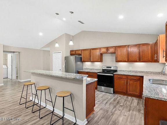 4th image of 815 BAKER Avenue