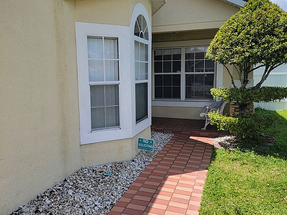 3rd image of 2825 Lazlo Ln