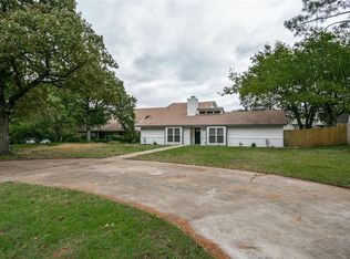 1516 N Main St, Euless, TX 76039