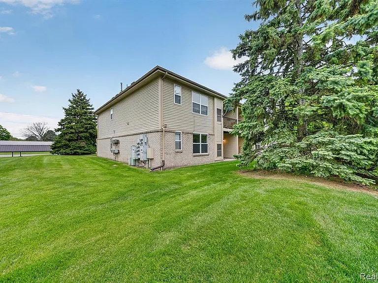 44393 Sunnyside Dr — Photo 3