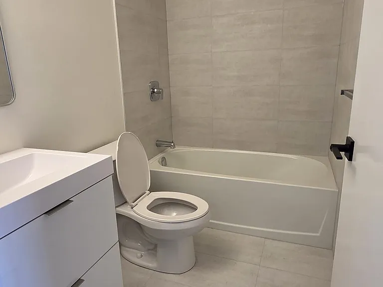 33 Erie Ave #404 — Photo 16