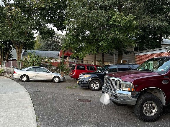 4th image of 327 Winthrop St