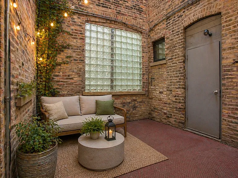 HUGE 1 Bedroom Apartment in Wicker Park — Photo 7