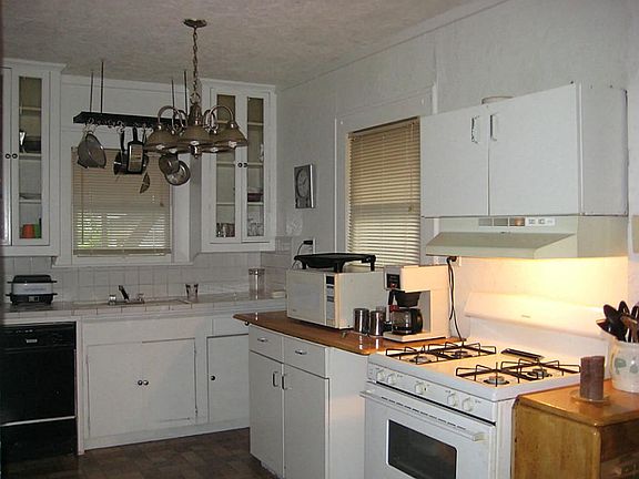 Cute country kitchen.