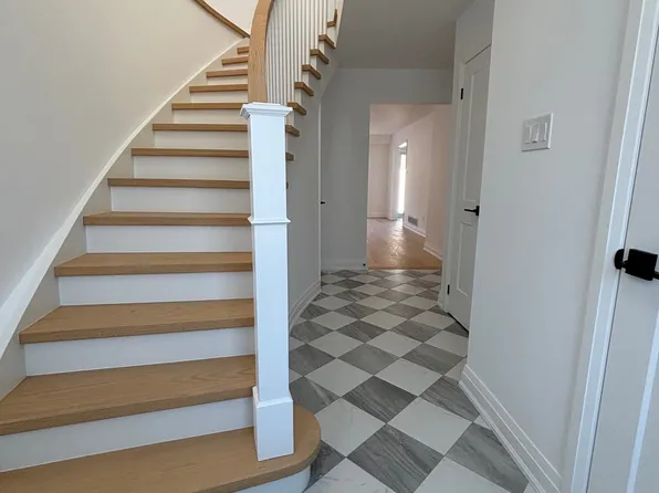 851 Sweetwater Cres, Mississauga, ON L5H 4A7