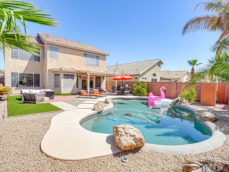 915 E Montoya Ln — Photo 2
