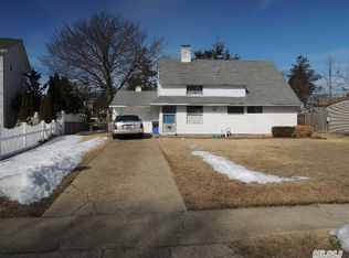 30 Cottonwood Ln, Westbury, NY 11590