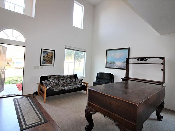 3rd image of 2655 E Pryor Dr