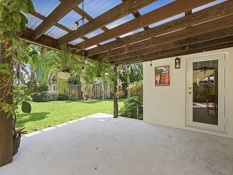 351 SW 13th St — Photo 23