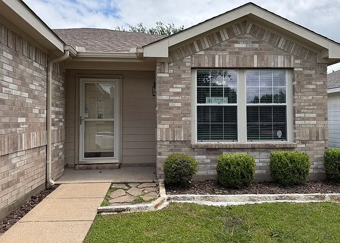 817 Live Oak Dr — Photo 2