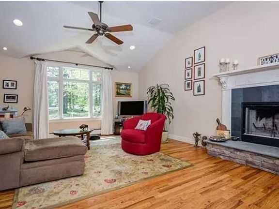 2nd image of 19 Hidden Hills Dr