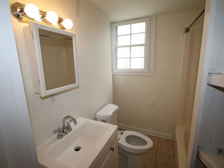 120 W Waldburg St #2 — Photo 8