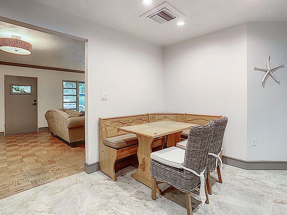 eat-in area in kitchen