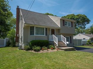 600 Pat Dr, West Islip, NY 11795