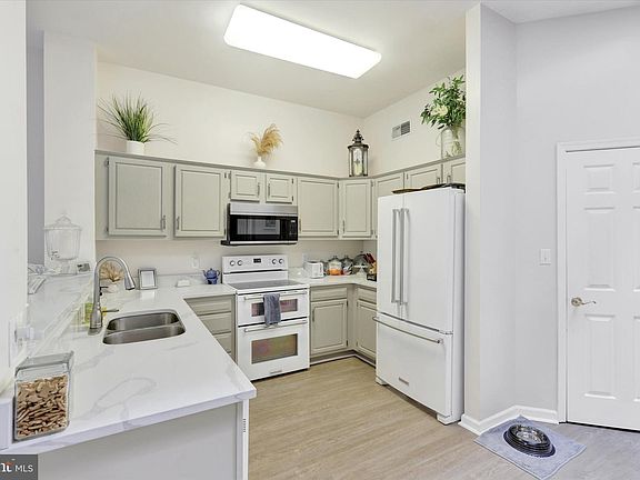 5th image of 877 Geyer Dr