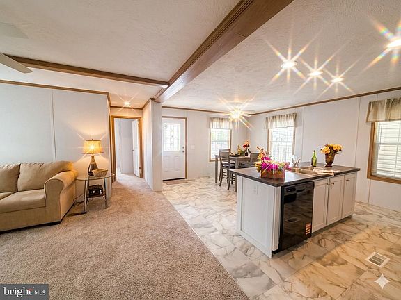 4th image of 30 Debra Cir