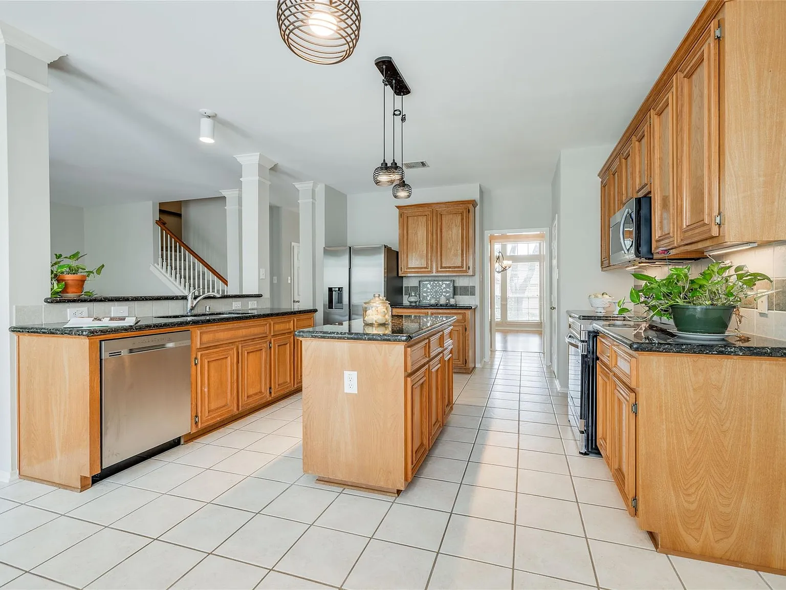 4 bed, 2.5 bath, 3360 sqft, $3,400 — Photo 2
