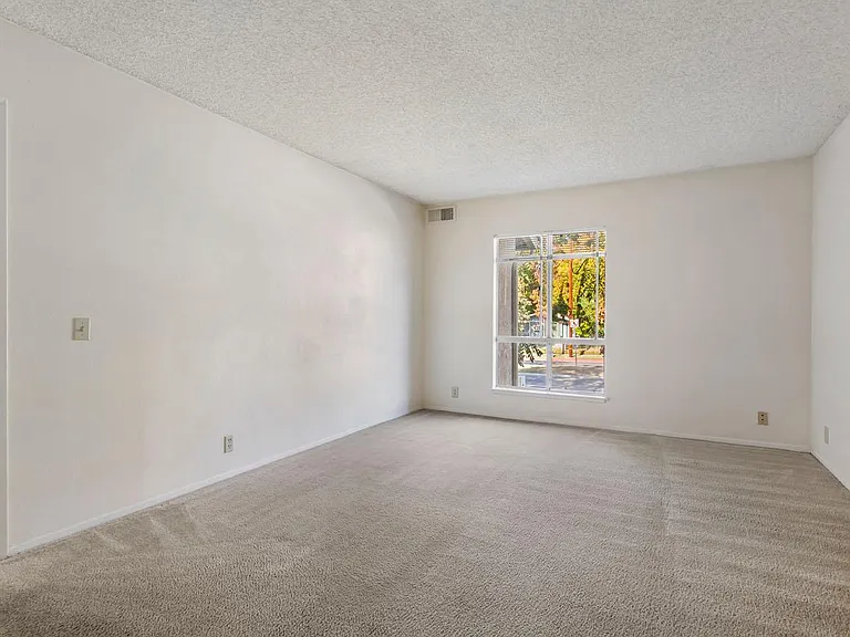1130 E Alosta Ave — Photo 22