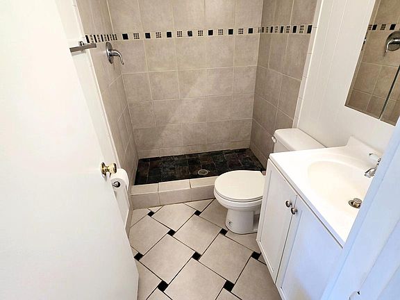 3rd image of 228 Roanoke Dr SE