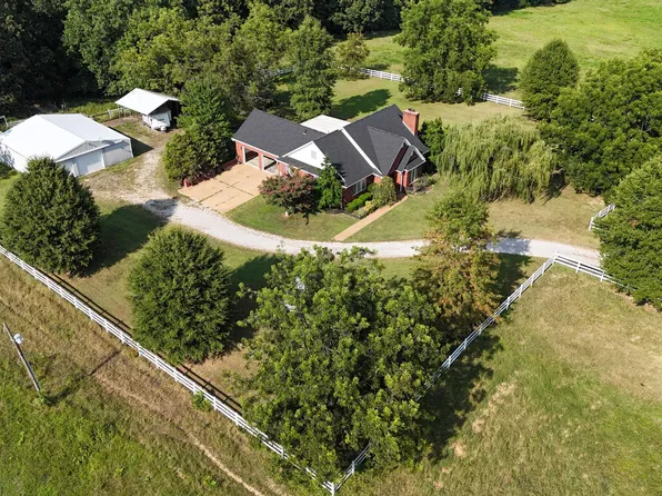 530 Strayleaf Rd, Wildersville, TN 38388