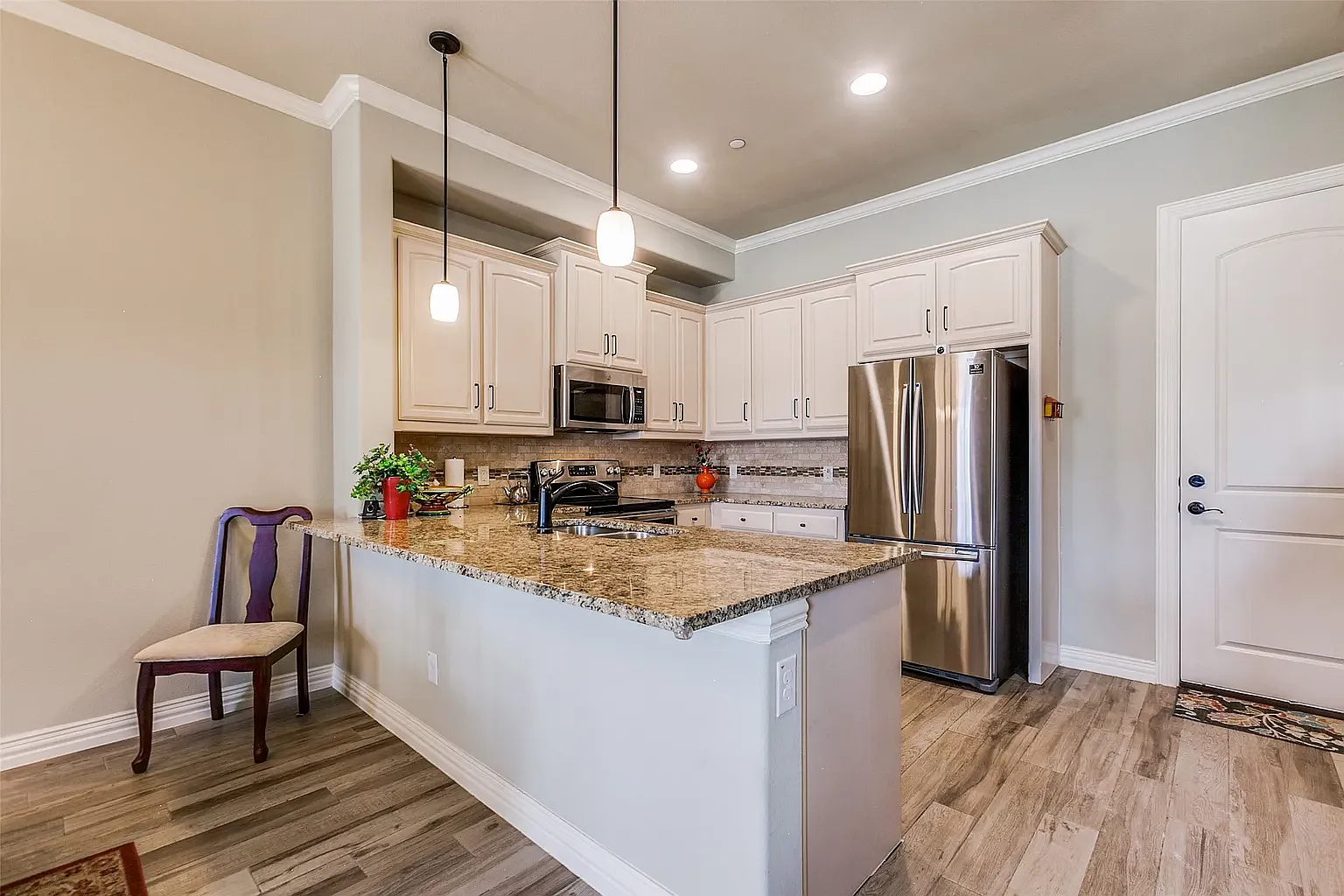 3 bed, 1690 sqft, $2,400 — Photo 4