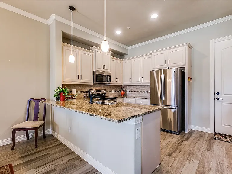 813 Newhaven Dr — Photo 4