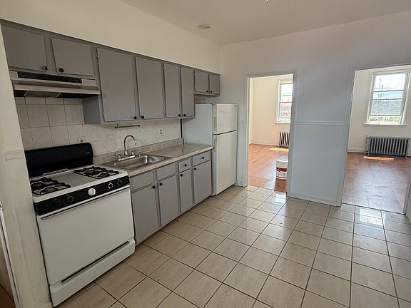 5th image of 3026 Richmond St
