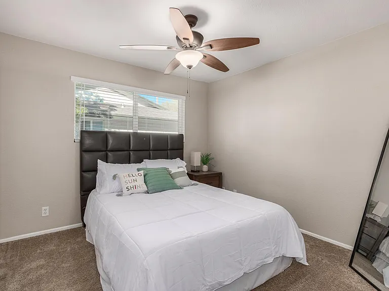 733 E Geneva Dr — Photo 15