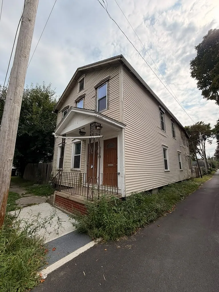 2 bed, 1000 sqft, $1,390 — Photo 1