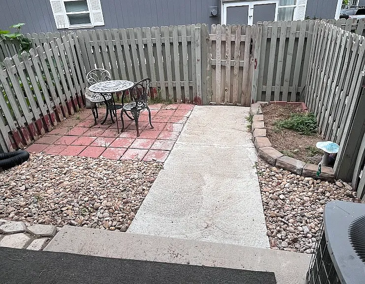 2078 Oakcrest Cir — Photo 2