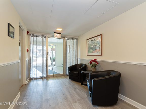 3rd image of 1136 Greenleaf Ave APT 203