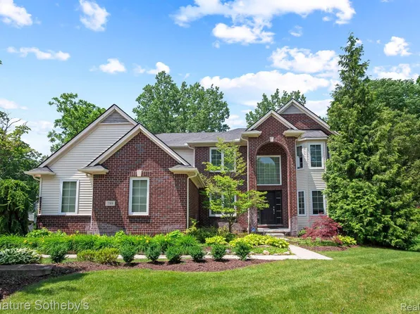 799 Glen Meadows Dr, South Lyon, MI 48178