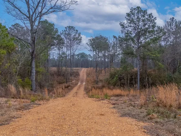 272 Shadow Wood Ln, Wetumpka, AL 36092