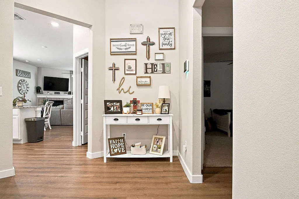 3 bed, 2.0 bath, 1794 sqft, $2,600 — Photo 4