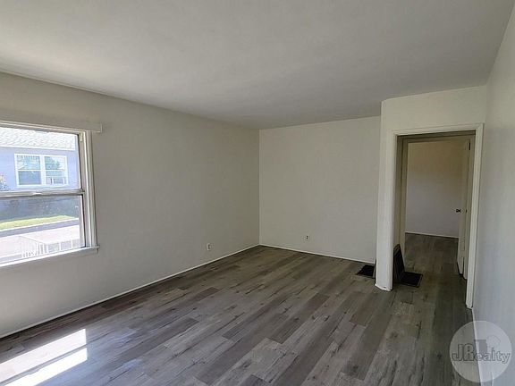 4th image of 662 W Glenoaks Blvd