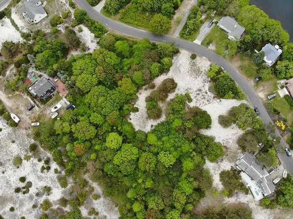 420 Lake Dr, Southold, NY 11971