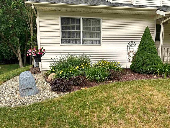 3rd image of 1105 Woodcrest Ln