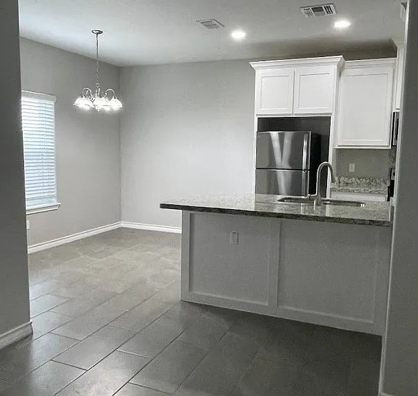 Encino Crossing — Photo 20