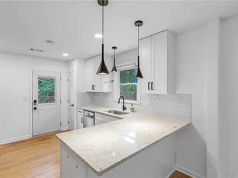 844 Deckner Ave SW — Photo 7