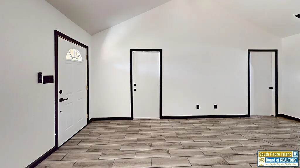 3 bed, 2.0 bath, 1160 sqft, $2,200 — Photo 4