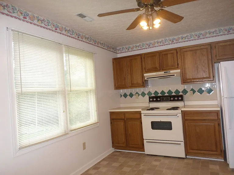 1724 Emerald St — Photo 5