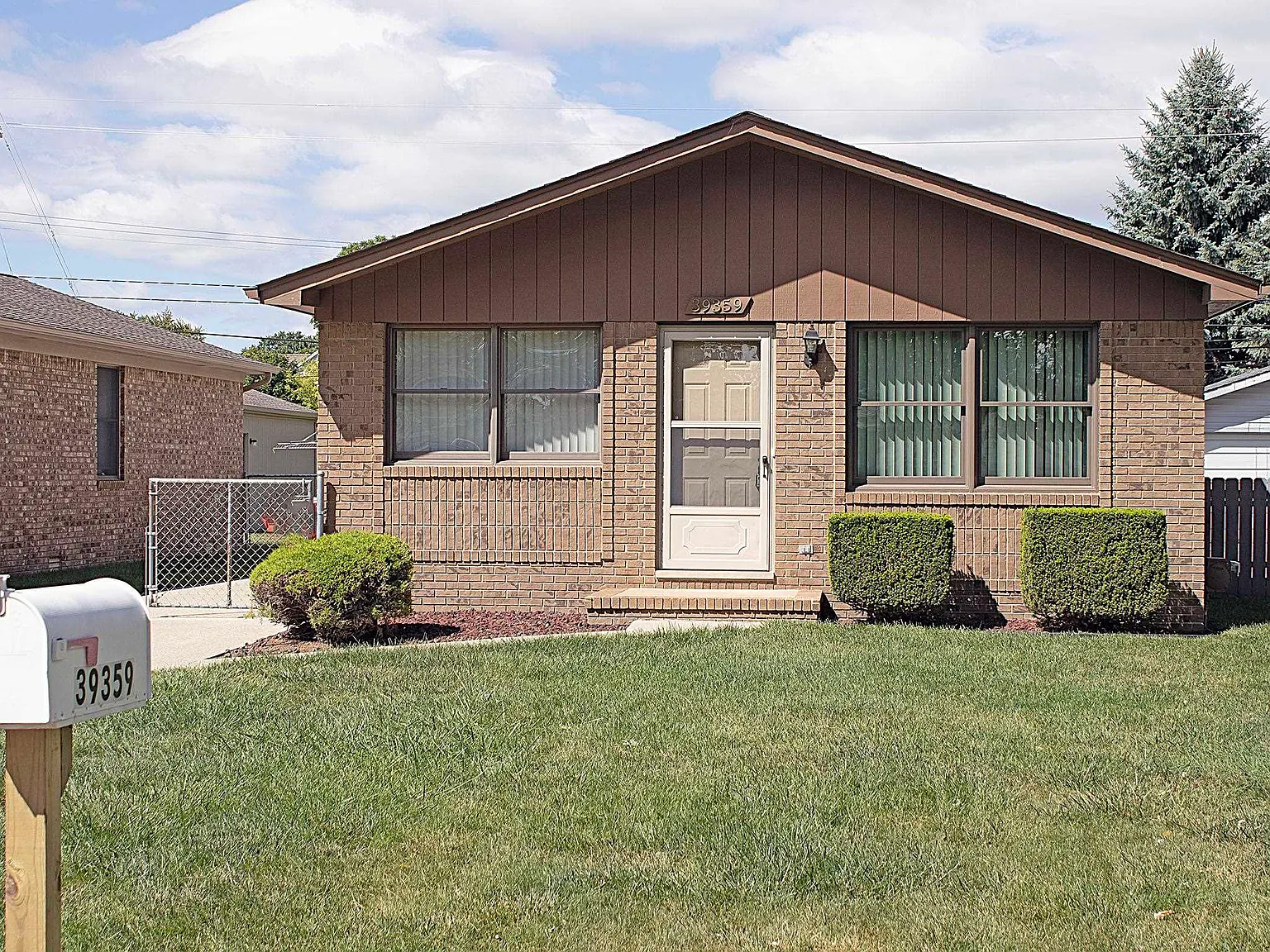 3 bed, 1.0 bath, 1075 sqft, $1,900 — Photo 1