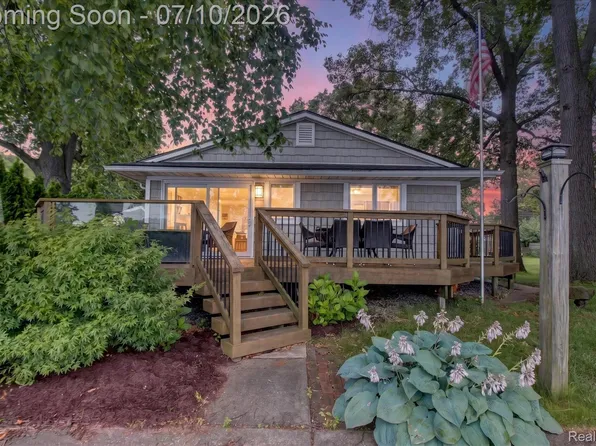 35 N Hulbert Dr, White Lake, MI 48386