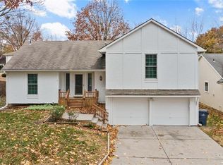 118 E Nelson Cir, Olathe, KS 66061