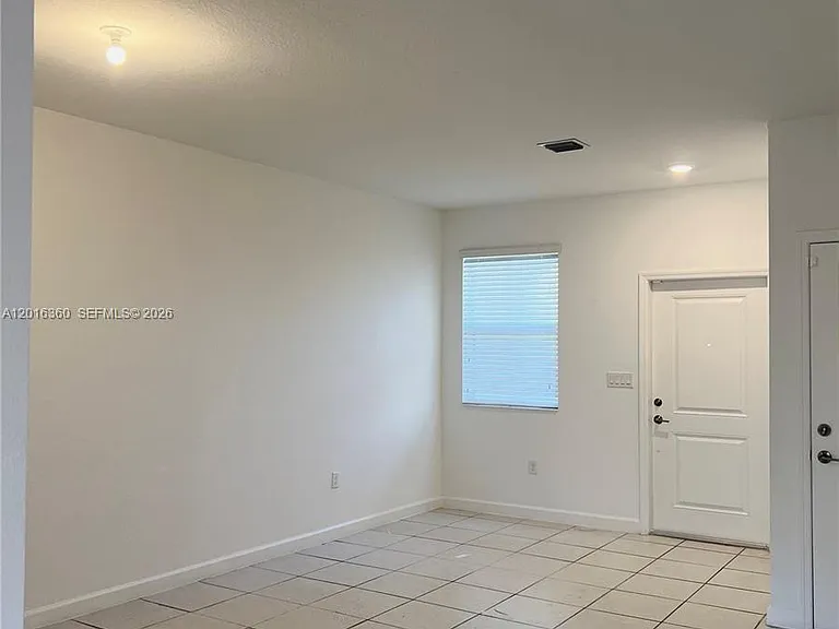 1211 SE 27th Ter — Photo 3