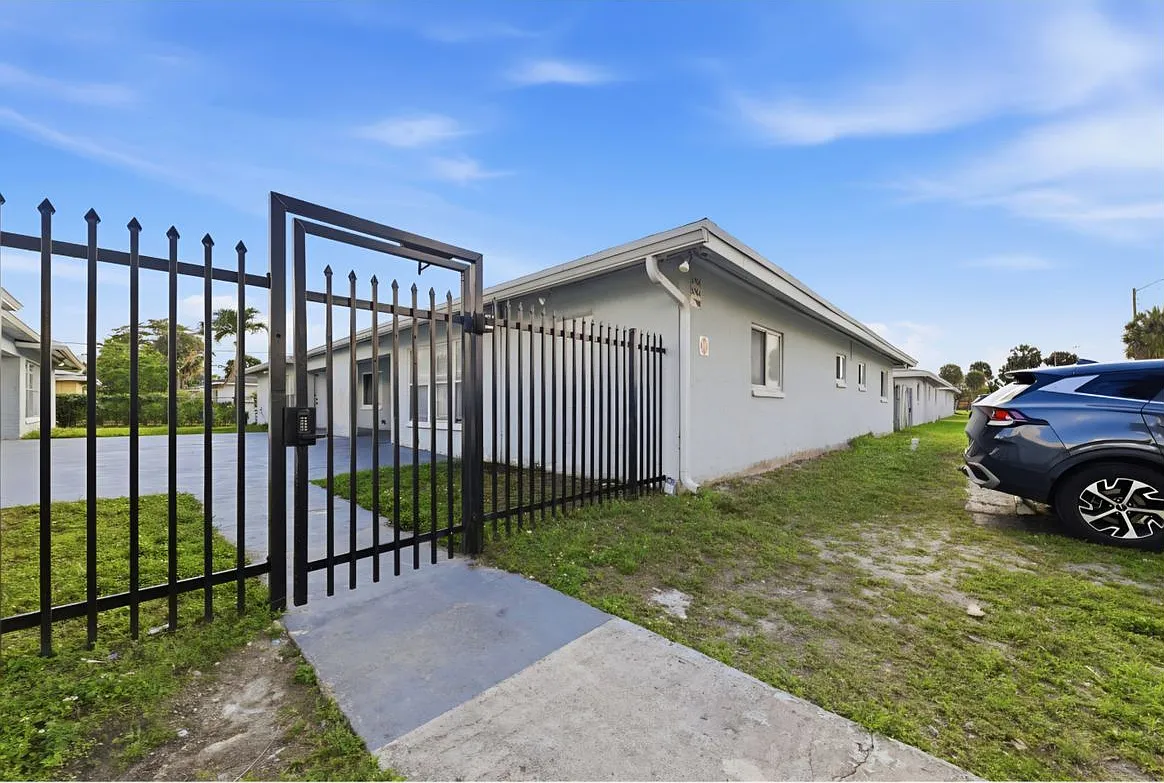 3 bed, 2.0 bath, 1200 sqft, $2,300 — Photo 1