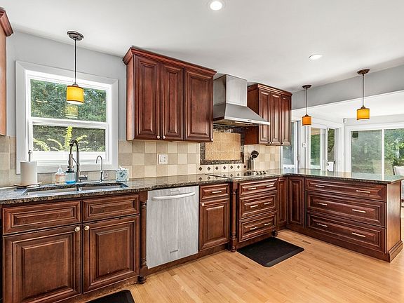 5th image of 42 Farview Ave